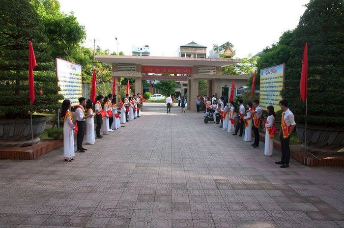 Trường THPT chuyên Hoàng Văn Thụ hình 1