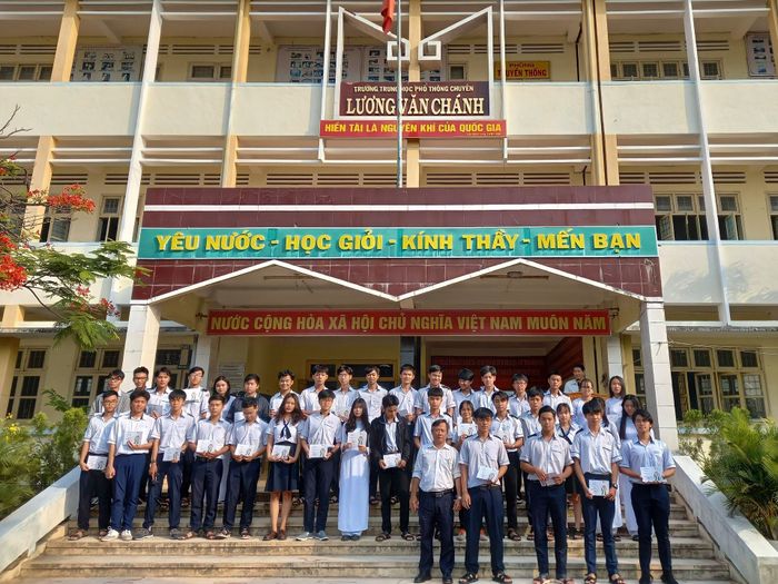 Trường THPT Chuyên Lương Văn Chánh - Hình ảnh 2