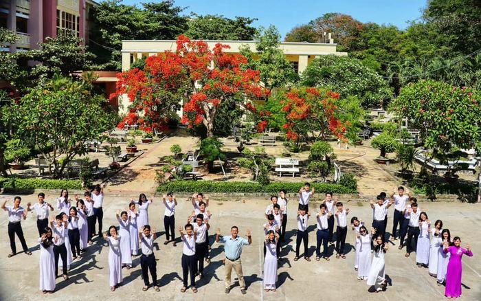 Trường THPT Nguyễn Huệ, Tuy Hòa, Phú Yên - Hình ảnh 2