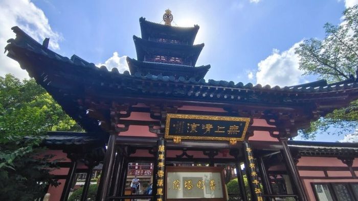Điện Đại Hùng Bảo là tòa tháp cao nhất trong chùa