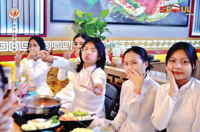 Khách hàng thưởng thức bữa ăn 3