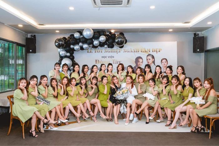 Ảnh 2 của Học viện Đông Tây