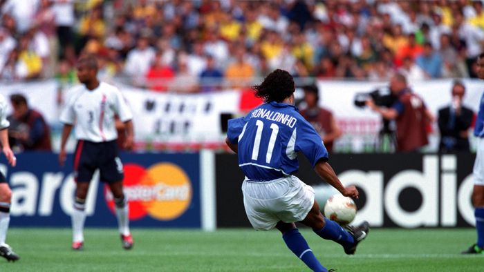 Khoảnh khắc đáng nhớ nhất của Ronaldinho khi anh ghi bàn vào lưới tuyển Anh tại World Cup 2002, ảnh 1