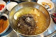 Mì nguội được phủ một lớp đá lạnh trên bề mặt