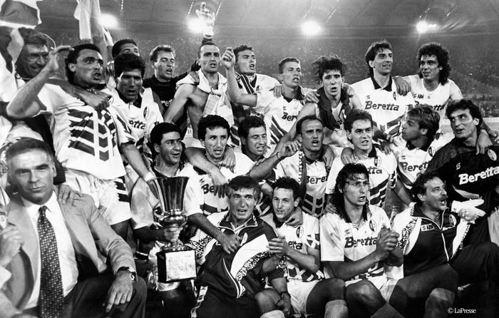 Hình ảnh các cầu thủ Torino ăn mừng chức vô địch