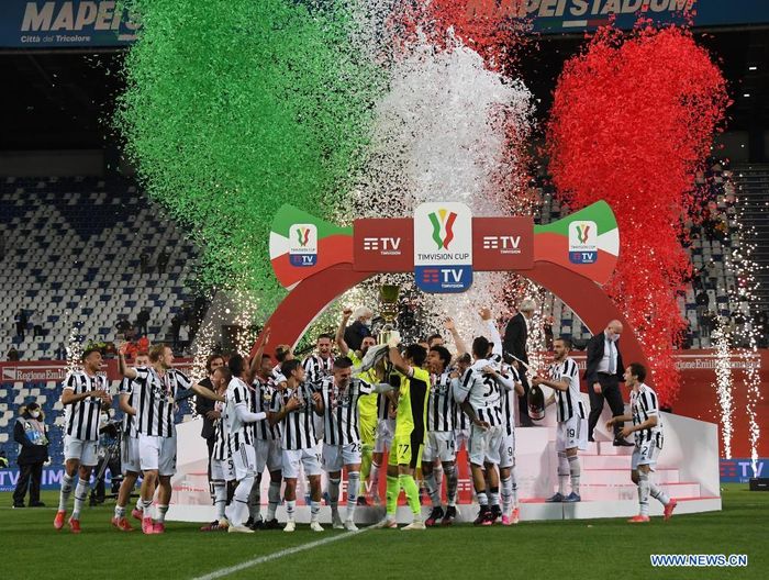 Juventus ăn mừng chức vô địch Coppa Italia năm 2021