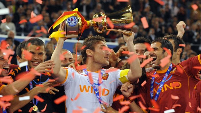 Đội trưởng Totti nâng cúp vô địch năm 2008 cùng AS Roma