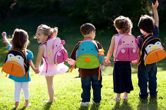 Em có thể chứa tất cả đồ dùng học tập của mình khi đến trường mà không lo bị rơi hay quên. Hình ảnh 1