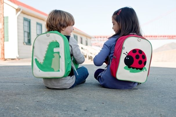 Phía sau cặp sách có hai dây đeo rộng khoảng 5 cm, thuận tiện khi đeo lên vai. Hình ảnh 1