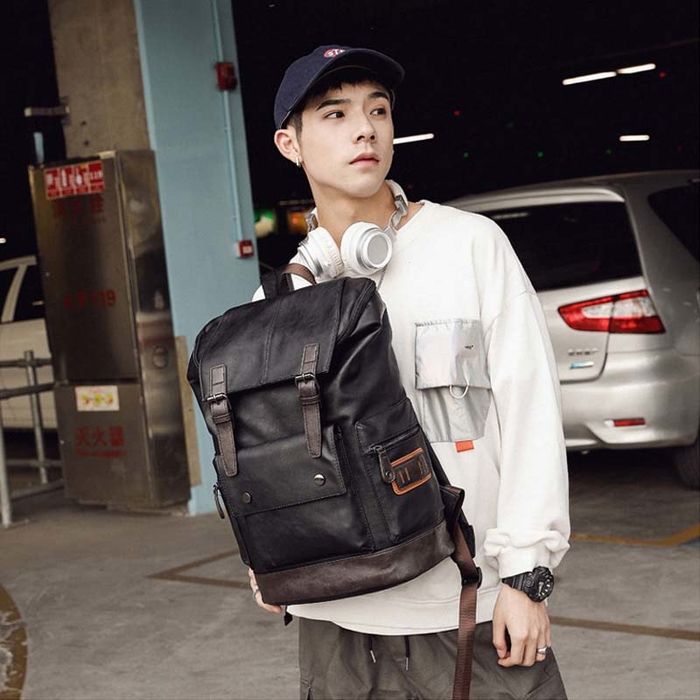 Phía sau chiếc cặp có hai dây đeo rộng khoảng 5 cm, giúp em dễ dàng mang trên vai khi đến trường. Hình ảnh 2