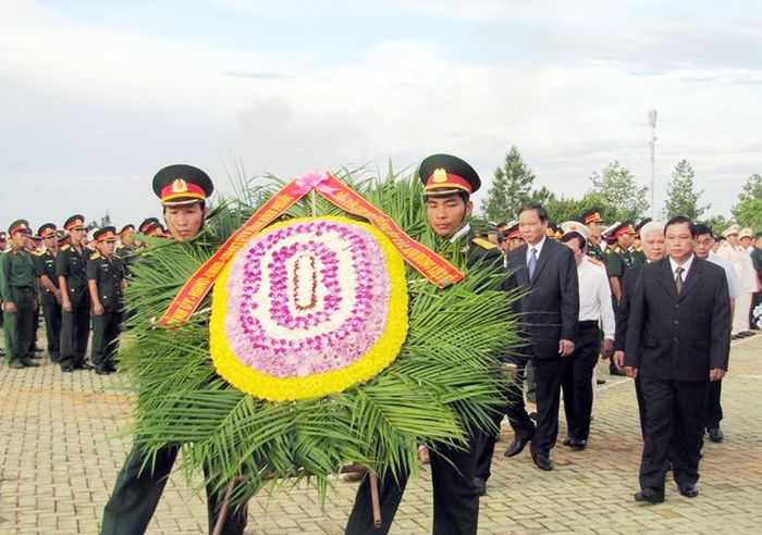 Viếng thăm nghĩa trang liệt sỹ hình ảnh 2