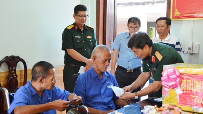 Hình ảnh thăm hỏi các gia đình chính sách ảnh 1