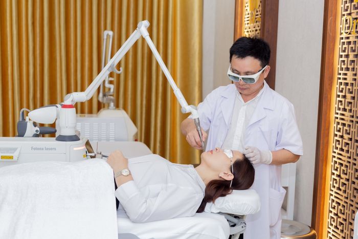 Bác sĩ Liêm thực hiện thăm khám và điều trị - Hình ảnh 2