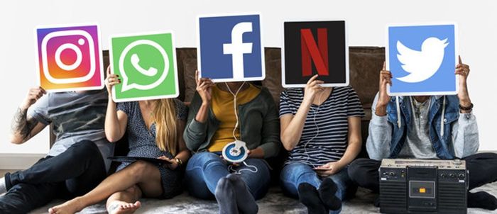 Facebook kết nối chúng ta trong thế giới ảo nhưng lại làm suy giảm và ảnh hưởng đến cách chúng ta giao tiếp và thể hiện tình cảm. ảnh 1