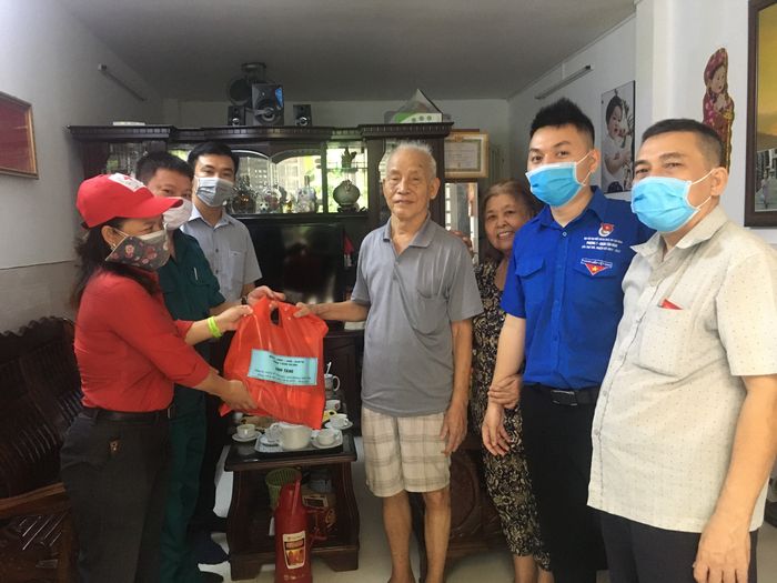 Hình ảnh thăm hỏi các gia đình chính sách ảnh 2