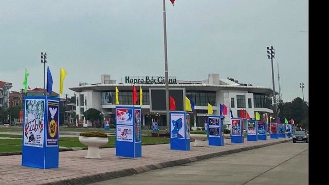 Hình ảnh tại triển lãm tranh ảnh mừng kỷ niệm ngày giải phóng đất nước ảnh 1