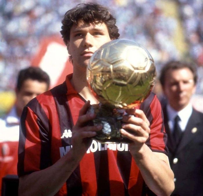 Marco van Basten là tiền đạo nổi bật trong bộ ba “người Hà Lan bay” tại AC Milan