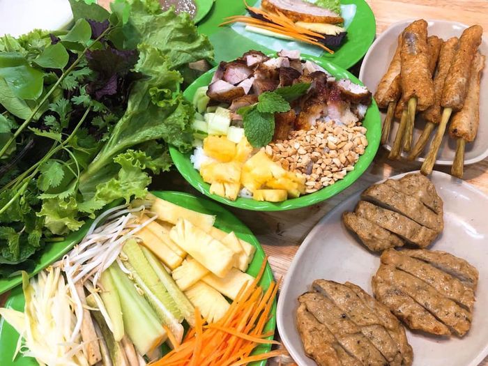 Hình ảnh bánh tráng cuốn thịt heo hải sản Vân Béo 3