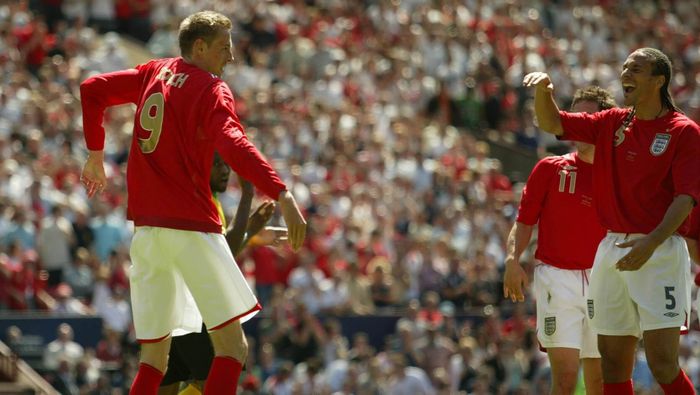 Peter Crouch với điệu nhảy Robot đặc trưng ảnh 1