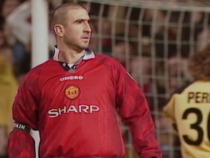 Cantona đã thực hiện một màn ăn mừng kiêu hãnh trở thành biểu tượng ảnh 1