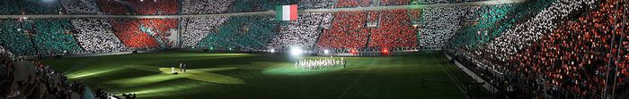 Toàn cảnh Sân vận động Juventus trong buổi lễ khai trương với màn tifo hoành tráng thể hiện quốc kỳ Ý.