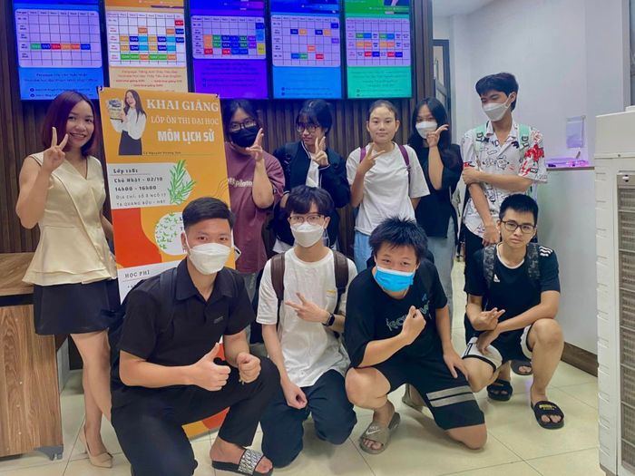 Hình ảnh lớp học Lịch sử cô Sen - Chuyên ôn thi Đại học 10,11,12 2