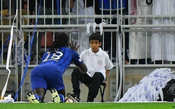 Gomis ăn mừng khiến cậu bé nhặt bóng hoảng sợ ảnh 1