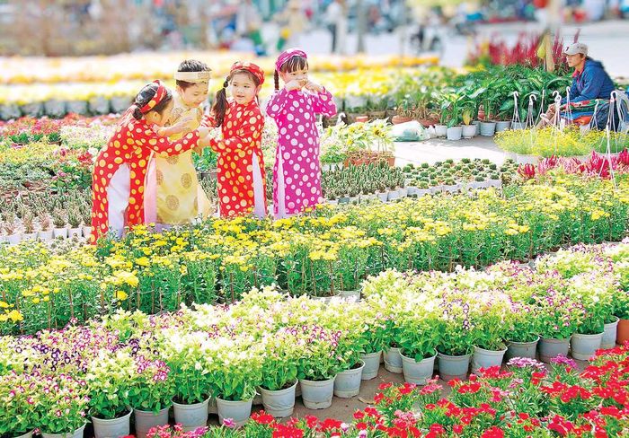 Những đứa trẻ vui vẻ đón xuân mới 1