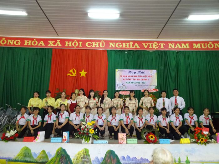 Trường Tiểu học - THCS Nguyễn Hữu Cảnh hình ảnh 2