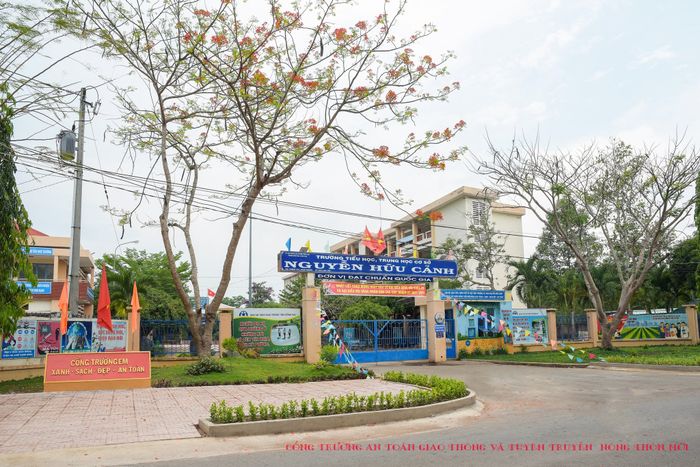 Trường Tiểu học - THCS Nguyễn Hữu Cảnh hình ảnh 1