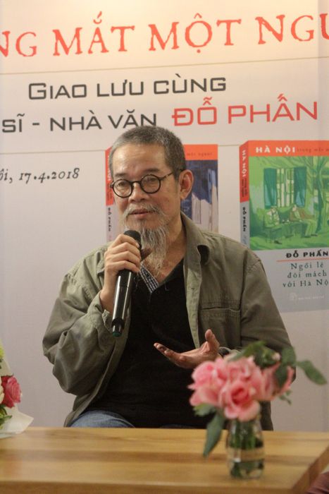 Nhà văn và họa sĩ Đỗ Phấn tại một buổi giao lưu hình ảnh 2
