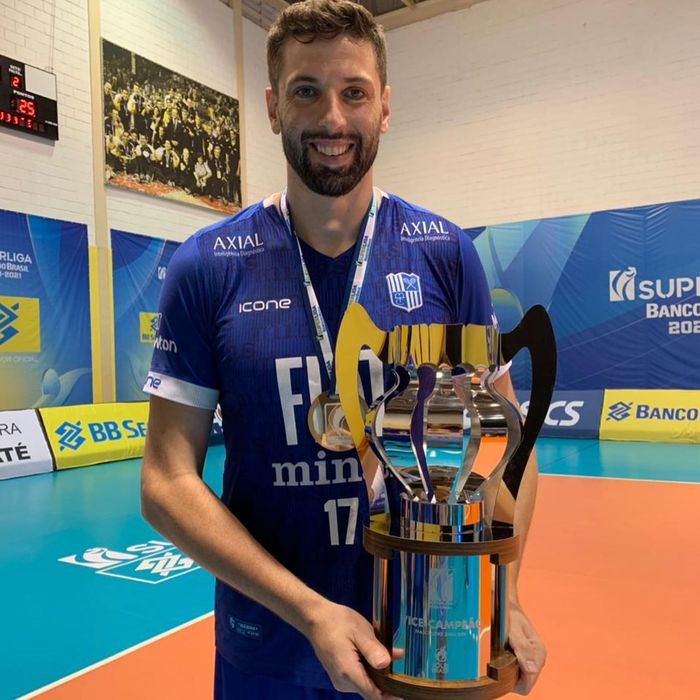 Gustavo Bonatto với chiều cao 2.15m nổi bật trên sân bóng. ảnh 1