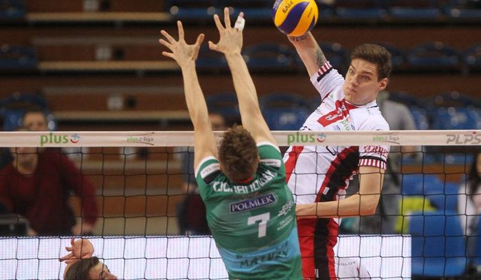 Bartlomiej Lemanski nhảy cao để thực hiện cú đập bóng - ảnh 1