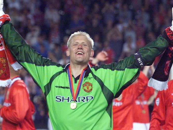 Peter Schmeichel là một huyền thoại thủ môn tại Old Trafford. Xem ảnh 1