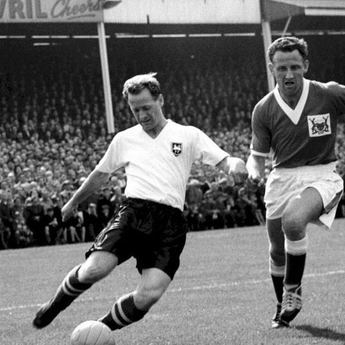 Sir Tom Finney được coi là một trong những cầu thủ chạy cánh xuất sắc nhất mọi thời đại