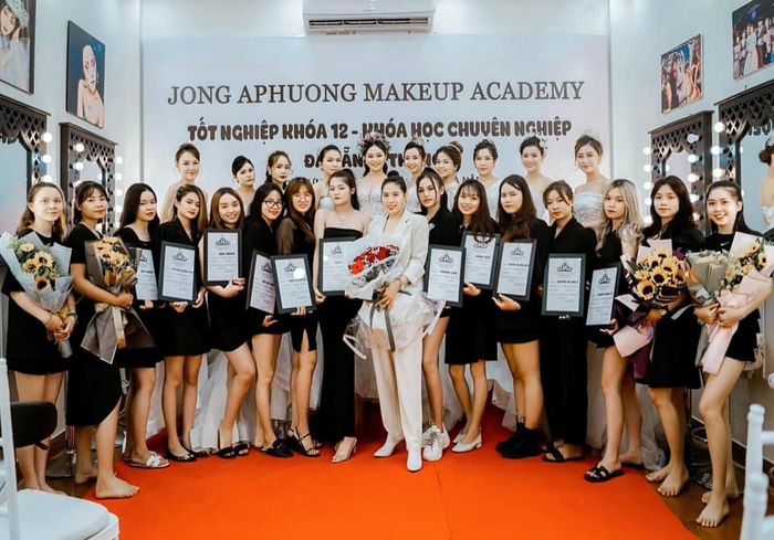 Hình ảnh 1 tại Jong APhương Make up Academy