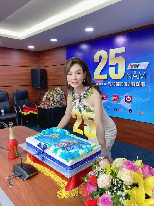 MC Nguyễn Hải Anh lôi cuốn và lộng lẫy tại lễ kỷ niệm 25 năm VTVcab. ảnh 2