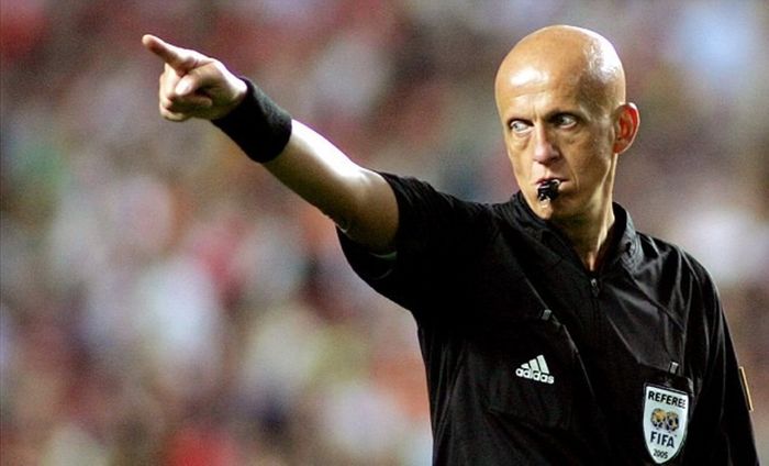 Pierluigi Collina nổi bật với mái đầu hói đặc trưng