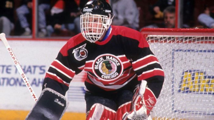 Dominik Hasek đã từng đoạt sáu chiếc cúp Vezina Trophy, như trong hình 1