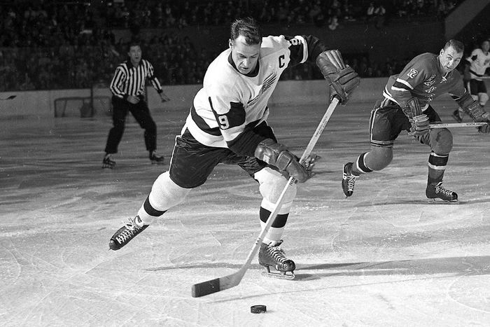 Gordie Howe được biết đến với biệt danh “Mr. Hockey”, như thể hiện trong hình 1