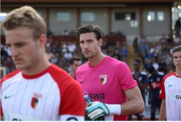 Muller trong trang phục của Augsburg II ảnh 1