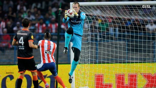 Van Hout trong tình huống bắt bóng bổng ảnh 1