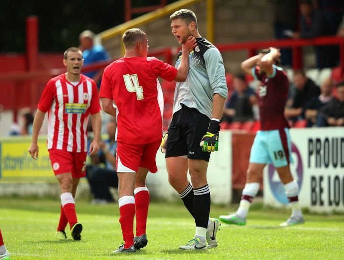 Mooney đã có một pha xô xát với đối thủ.