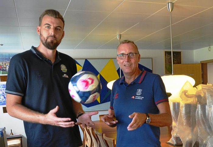 Tonny Brogaard chụp hình cùng các phóng viên ảnh 1