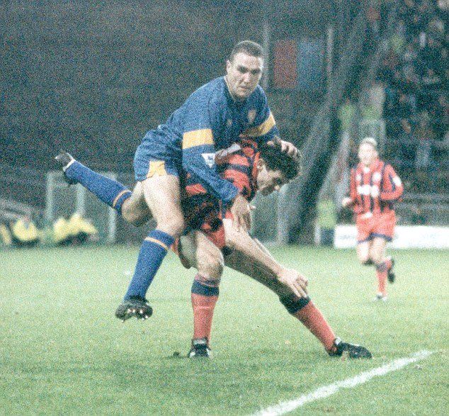 Vinnie Jones khiến đối phương khiếp sợ mỗi khi vào bóng