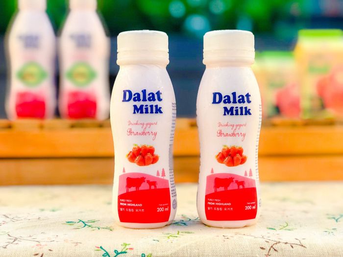 Sữa chua uống Dalatmilk vị dâu tây - Hình 1