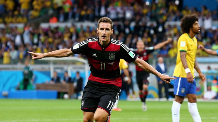 Klose ăn mừng bàn thắng thứ 16 tại World Cup ảnh 1