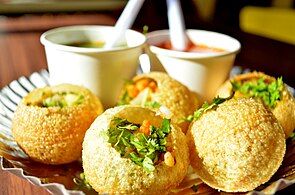 Panipuri, món ăn vặt được yêu thích tại Ấn Độ.