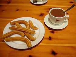 Churros ăn kèm với sô-cô-la nóng đặc