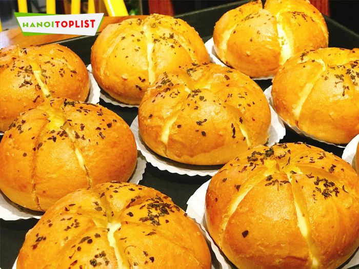 mua-bánh-mì-phô-mai-tại-hà-nội-tại-huyen-ngan-bakery-mytour